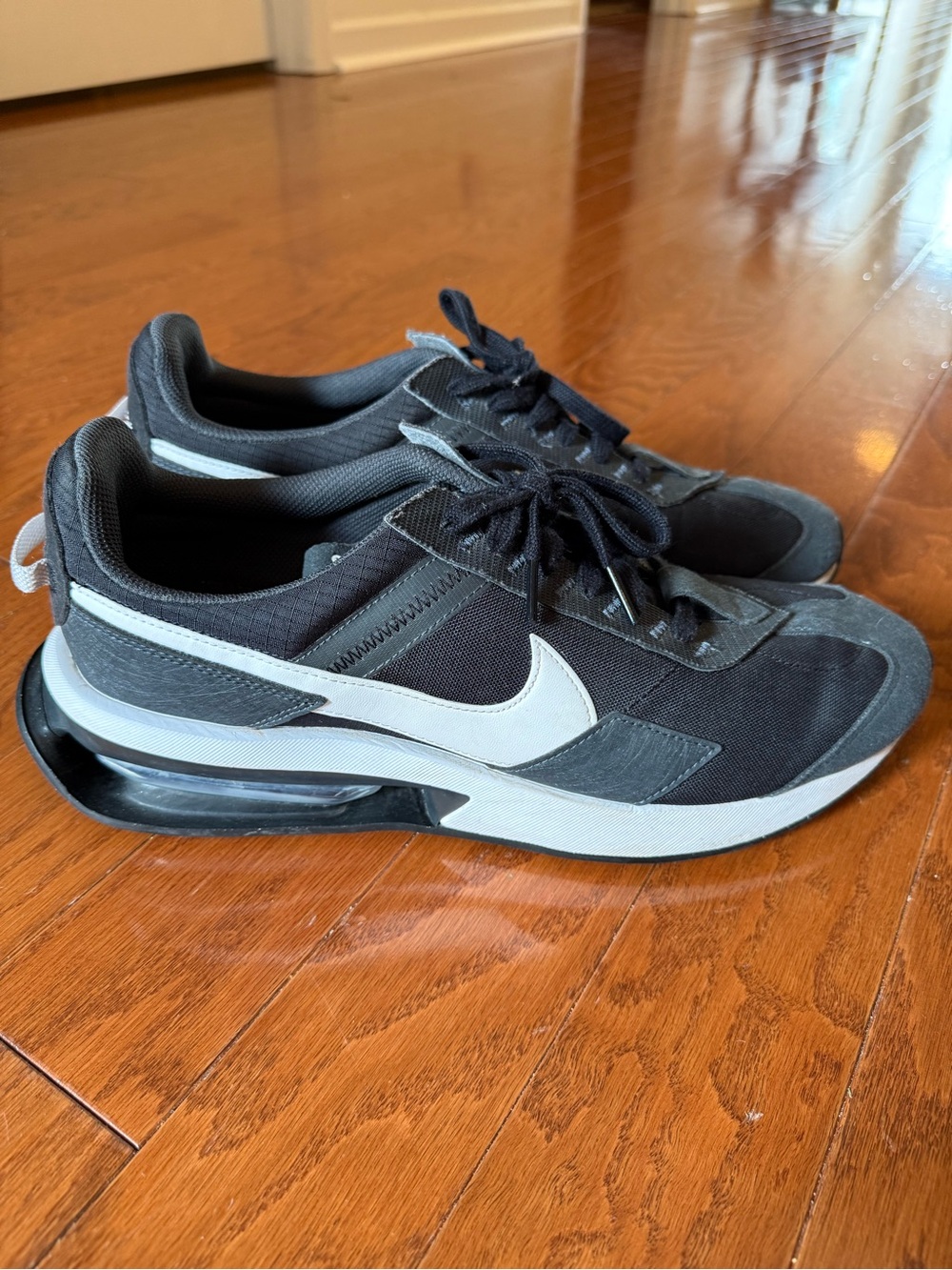 Nike Men's Black and White Low-Top Sneakers